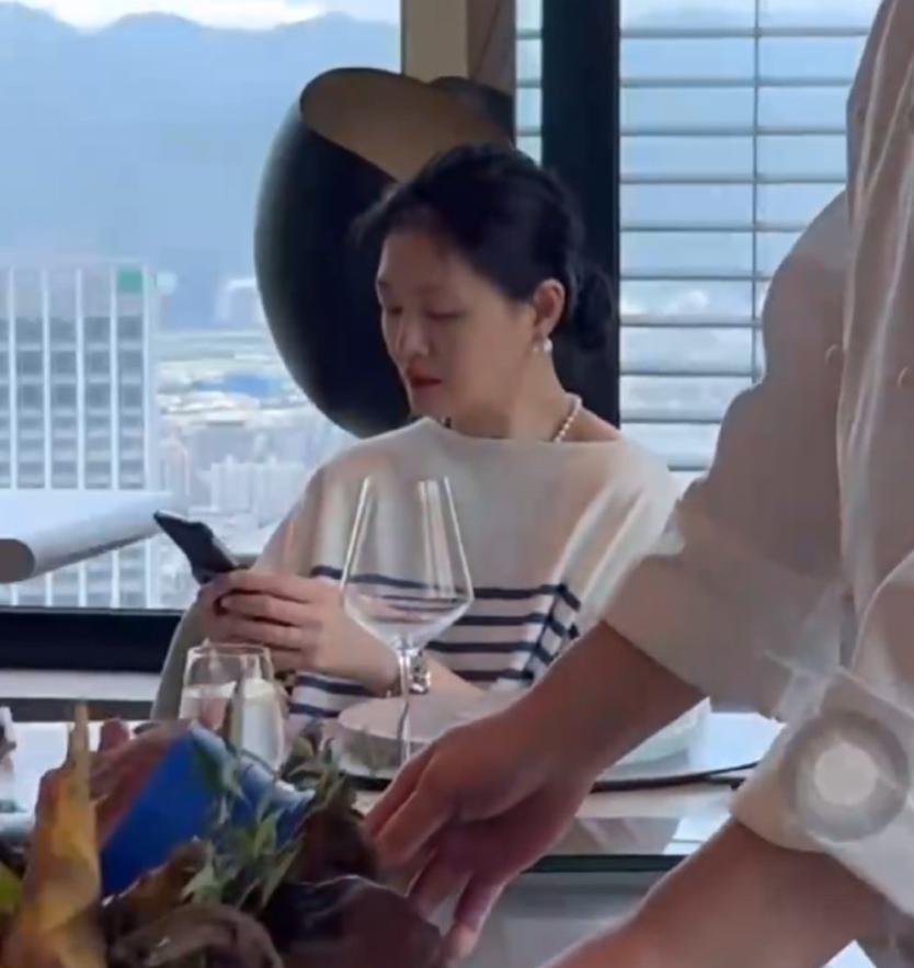 大s具俊晔再秀恩爱,戴劳力士表配珍珠项链,多年来"捧夫"始终如一