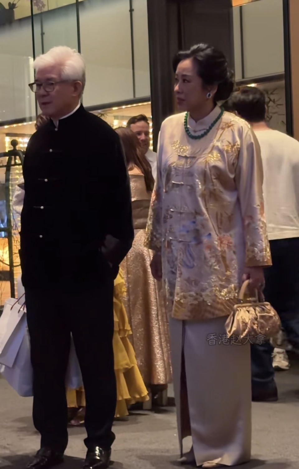 67岁朱玲玲携丈夫亮相，戴帝王翡翠高雅贵气，78岁罗康瑞满头白发_腾讯新闻