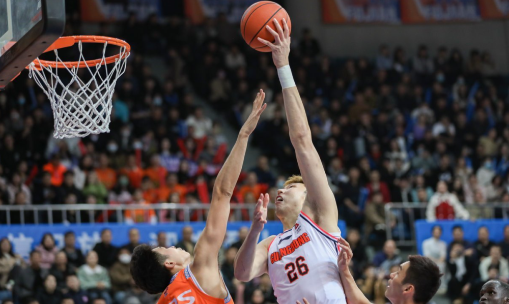 周琦在拼抢篮板时被对手犯规,对手倒地后坐在了周琦的右小腿上,这导致