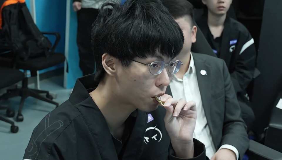 lpl宫斗受害者诞生,ucal现场落泪,没能晋级季后赛,感到很自责_腾讯