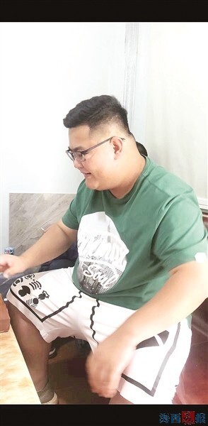 谢源桓说,他的减肥过程很艰难,让他一个堂堂男子汉躲在厕所里哭了三次