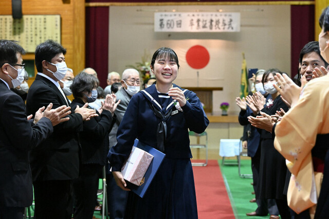 日本小岛学校只有1名女生，却有5名老师，9年后她终于毕业了！002219独一味2023已更新(腾讯/今日)