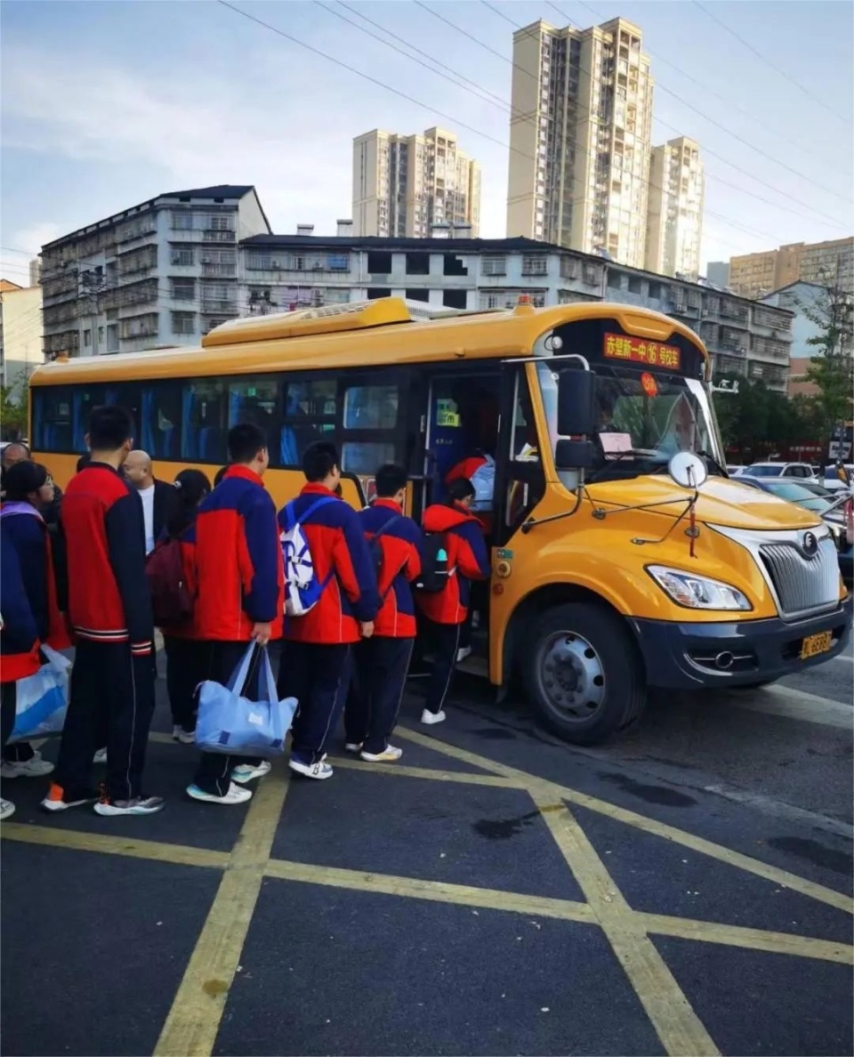 "家门口"64"校门口",赤壁开通336条校车线路
