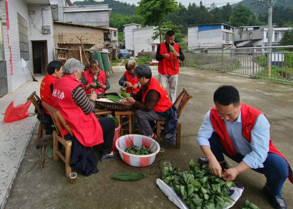 通城县马港镇:关爱老人过端午 粽香传情暖人心
