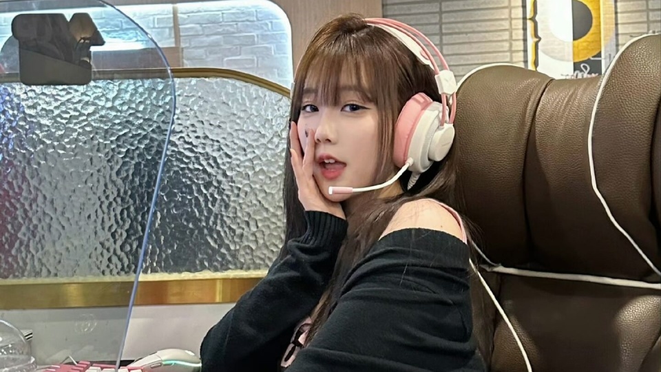 lpl新赛季,女解说,主持的竞争,那可是相当激烈,从余霜高叉旗袍开始,从