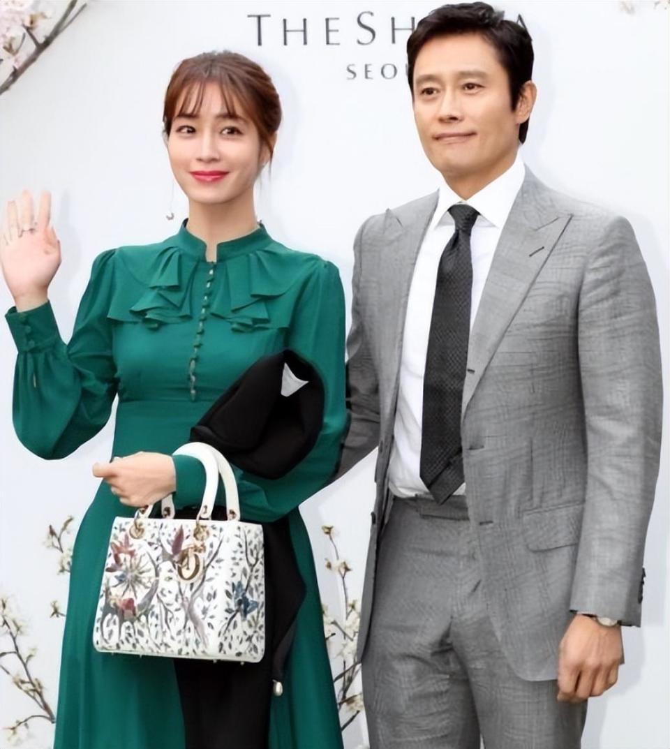 此外,近日,李珉廷在生完二胎后透露了自己的现状.