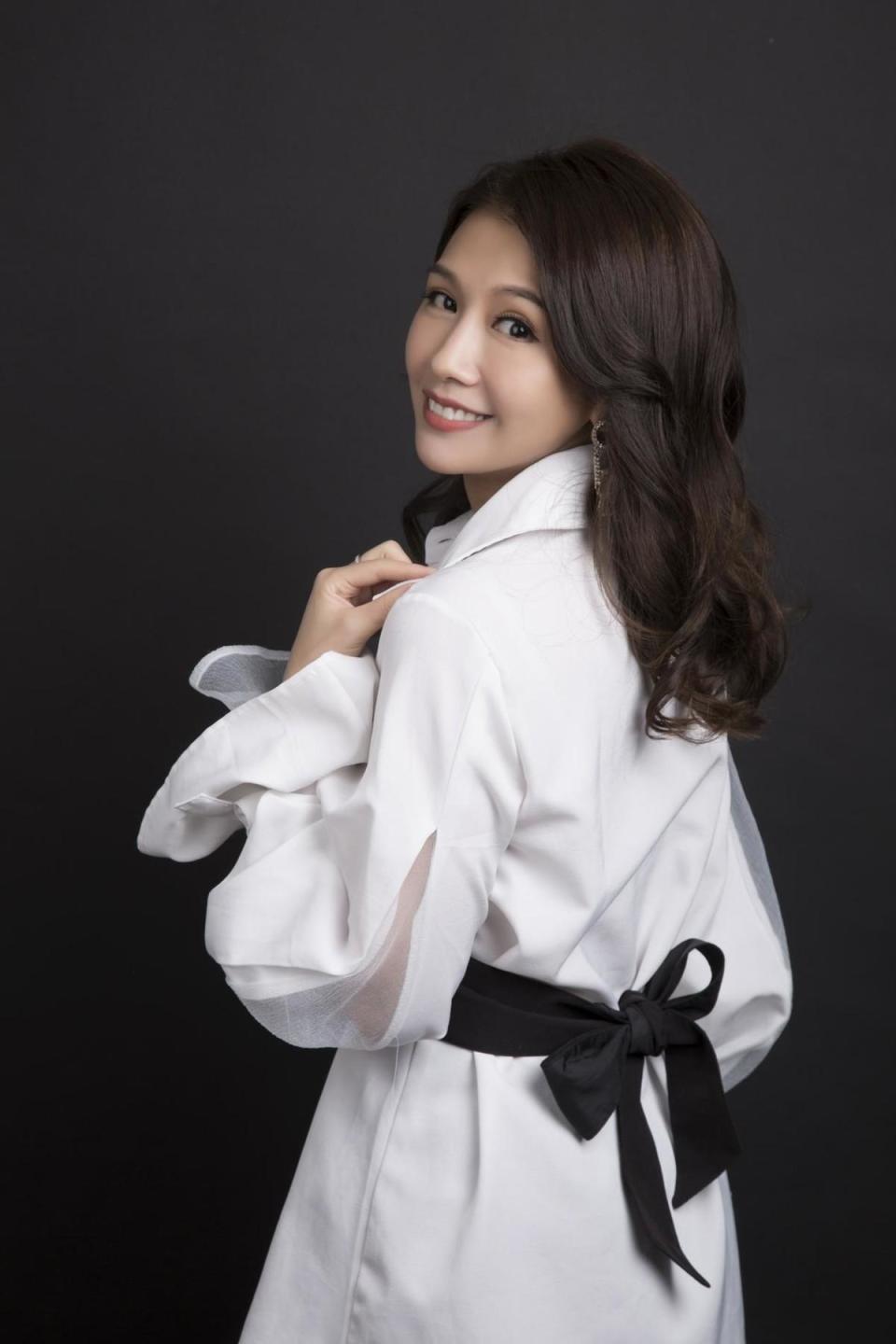 我台湾女孩,凤凰台主播,连线很多国际大事,如今在荷兰享受生活