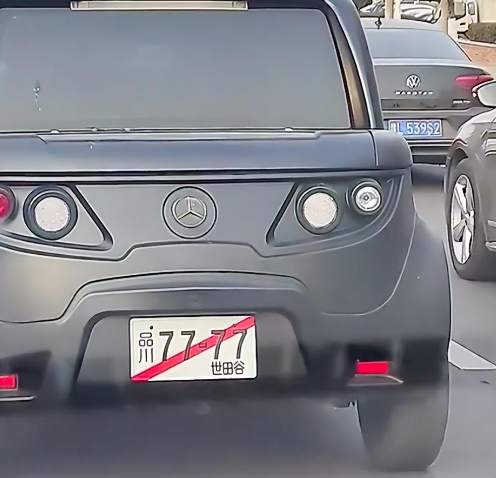 女子悬挂日本车牌好玩爱装饰开出去有面子