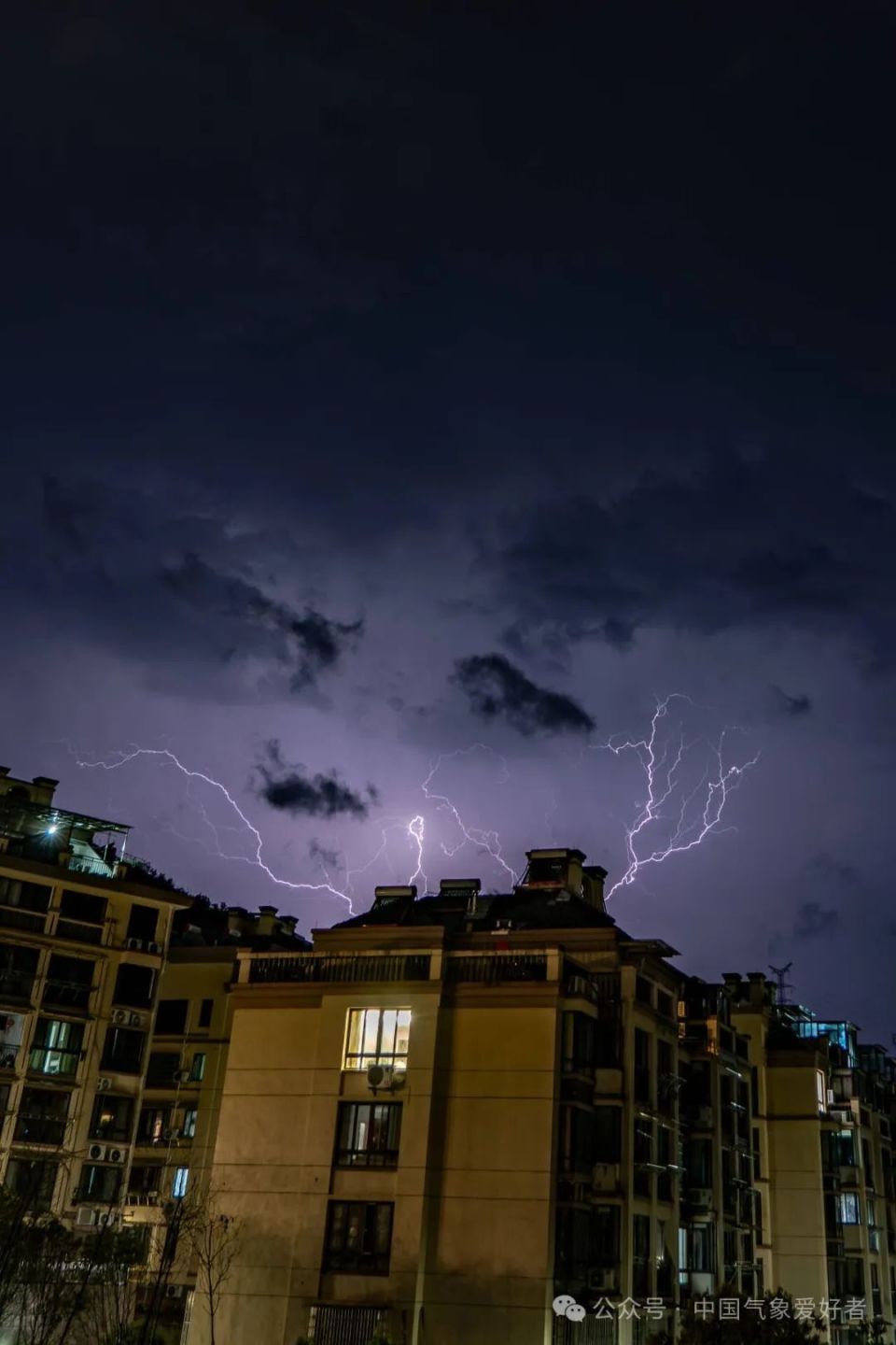 极端暴风雨来了:最高级强对流预警发出,暴雨中心转向广东福建