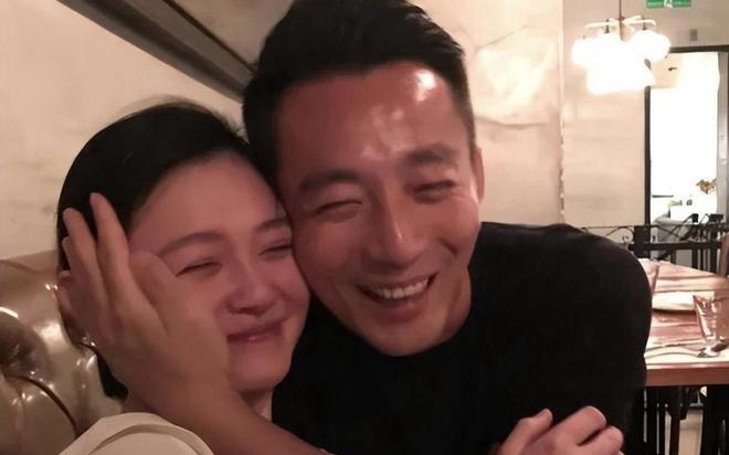 王鸥产后图被曝出一袭紧身裙嘞出腰间赘肉粉丝却喊话何九华