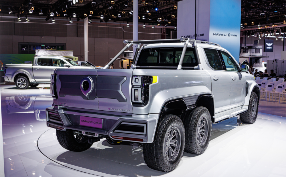 517马力六轮六驱巨兽真实五把锁超境版长城炮皮卡很拽