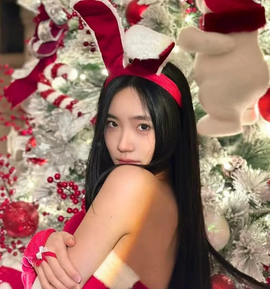 多位女星圣诞装扮惹争议，露背又露腿太出格，一身风尘味让人尴尬-腾讯新闻