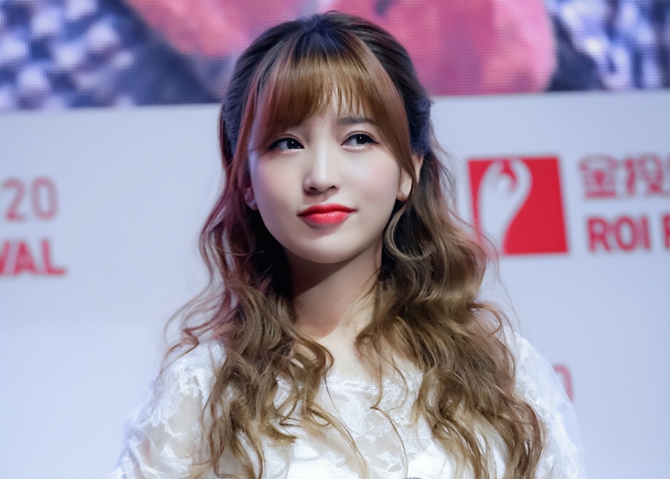 金莎公开00后男友,相差19岁想结婚,网友:姐别太恋爱脑_腾讯新闻