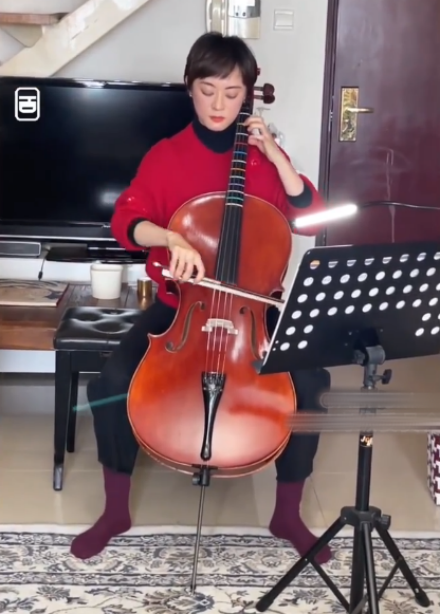 孙俪大提琴考级视频曝光,没背谱引热议,表演无误激动得仰头大笑