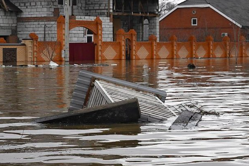 俄罗斯奥尔斯克莱索托戈维村附近的一座大坝溃决