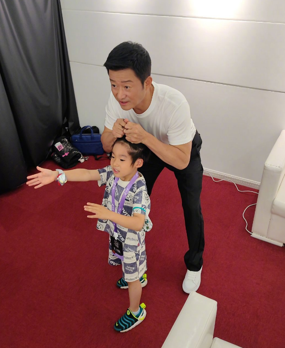 那肯定会是个女儿,一直以来吴京都有个"女儿梦",谢楠也曾表露追生女儿