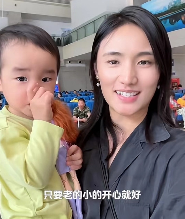 李亚鹏娇妻独自带婆婆妈妈旅行,2岁夏夏成团宠,祖孙三代超有爱