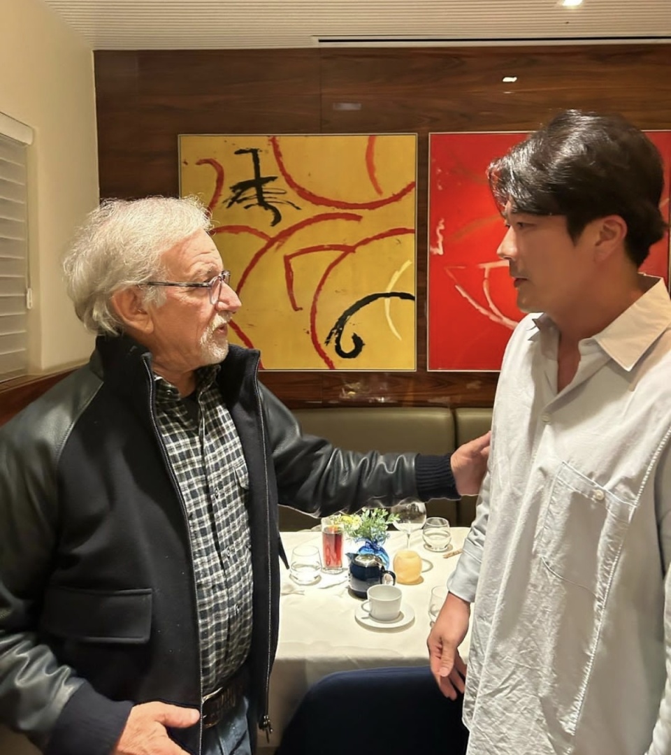 权相佑夫妇与导演斯皮尔伯格亲密接触！权爸爸即将进军好莱坞？_腾讯新闻