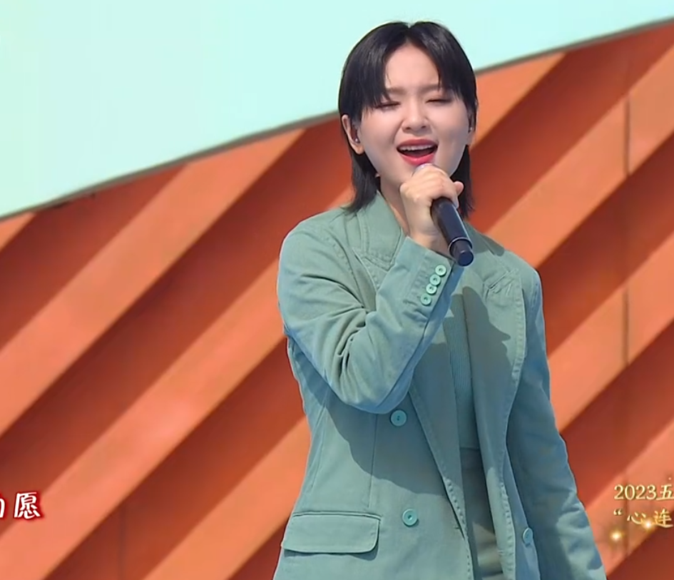 央视五一晚会:曾黎惊艳,张杰发胖,檀健次全程闭眼唱歌_腾讯新闻