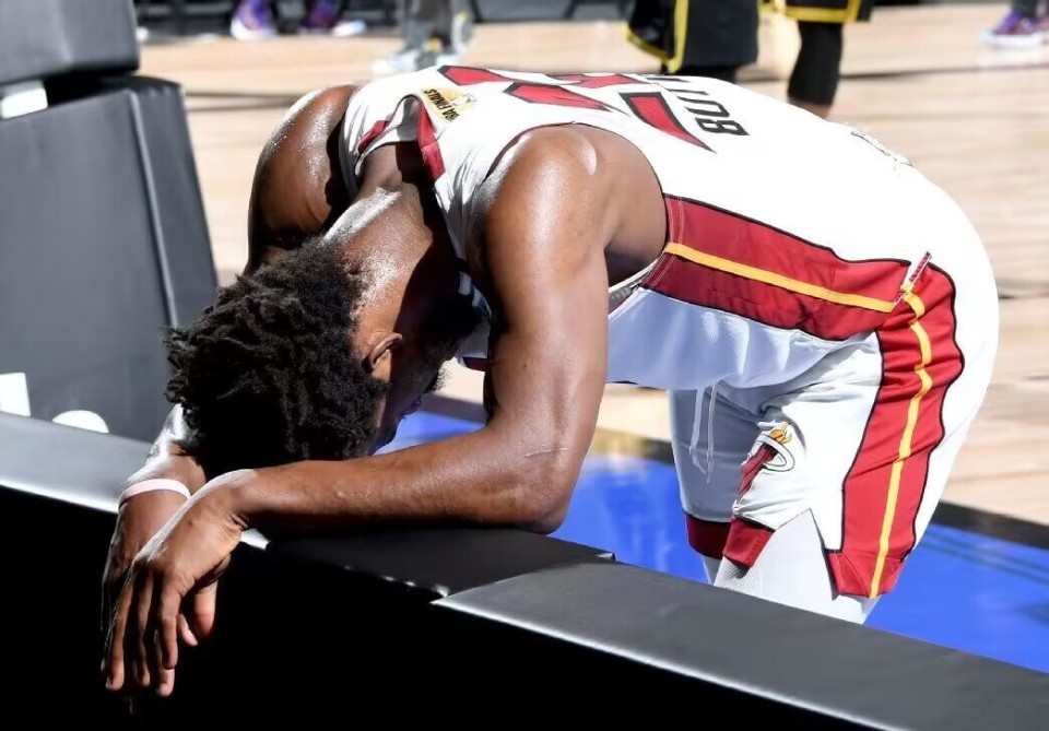 巴特勒带伤作战56分狂刷纪录:队友张大嘴不敢信 累到躺地大口喘气