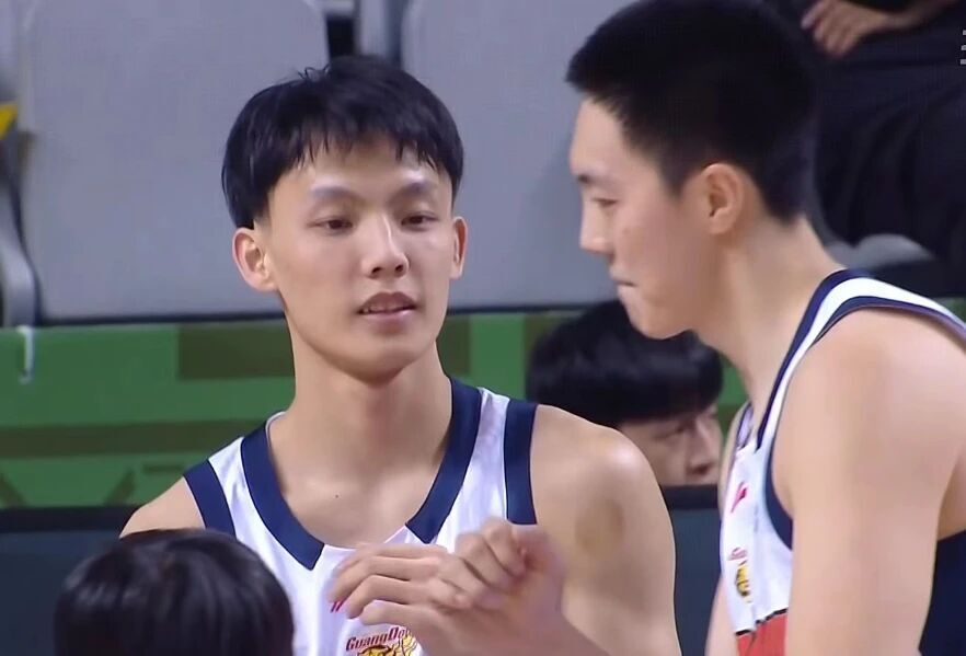 CCTV5+直播，廣東男籃對陣衛冕冠軍，後場優勢明顯，杜鋒帶隊衝擊三連勝 - 