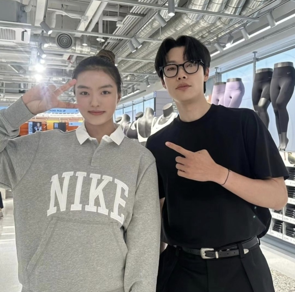 李东国女儿在雅与丁海寅等演员亲密合影,星味十足