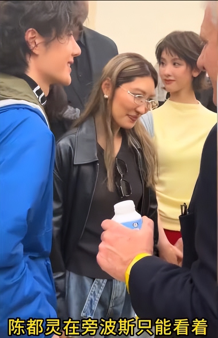 王一博巴黎時裝周受歡迎，外國攝影師都喊破音了，場內社交時獲陳都靈溫柔注視 - 