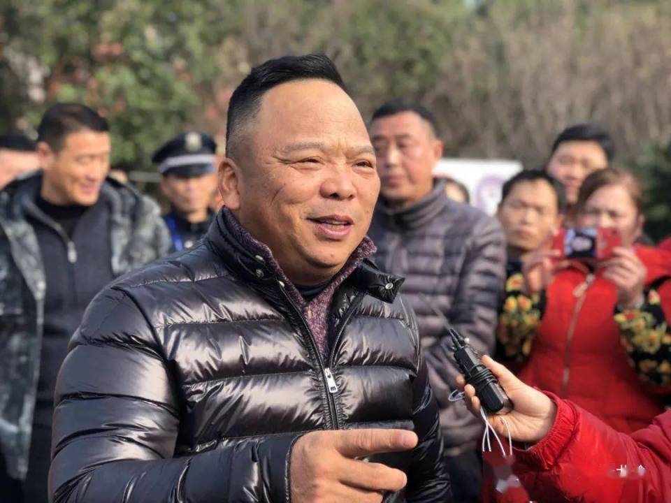 浙江老板马建荣,过年花上千万包车送员工回家_腾讯新闻