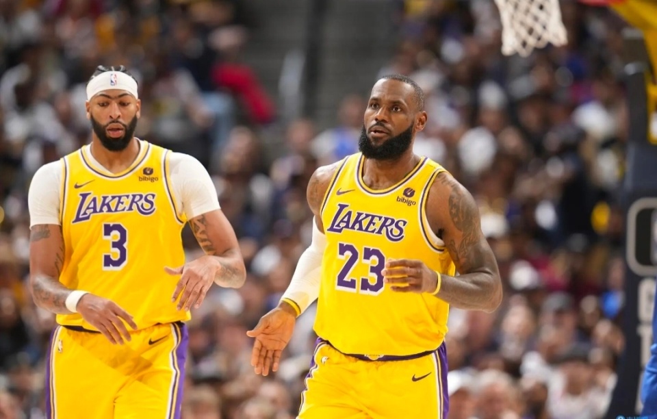 狂轰85 25 19!三巨头爆发,国王完胜湖人,老詹大三双,浓眉仅9分_腾讯新