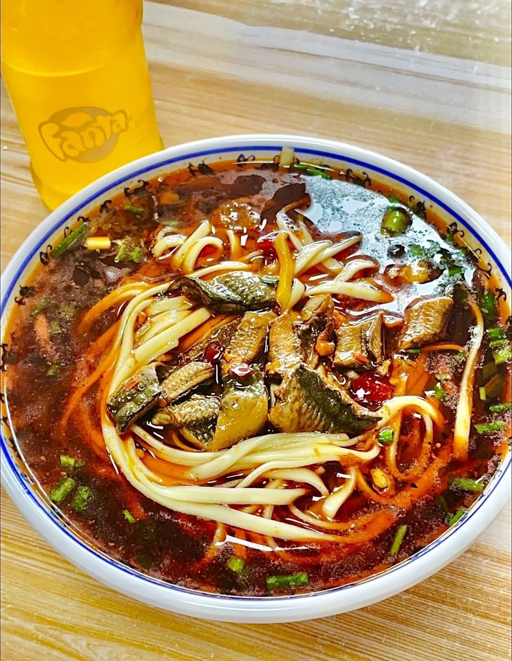 曾二哥来一碗鳝鱼面成都鳝鱼老面馆15元2两汤醇肉香