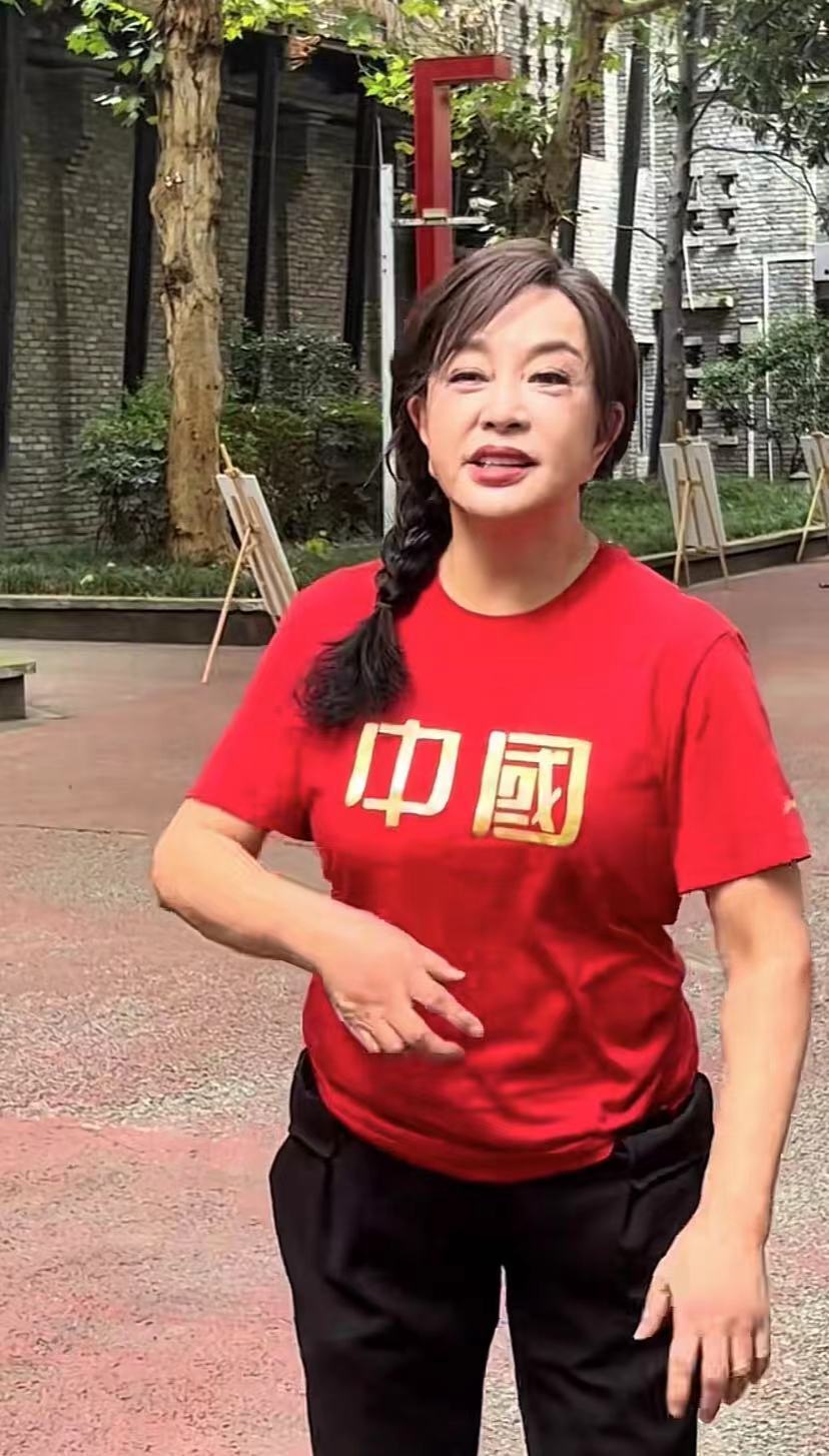 网友拍摄的刘晓庆,才是最真实的古稀老人模样,活成自己的大女主