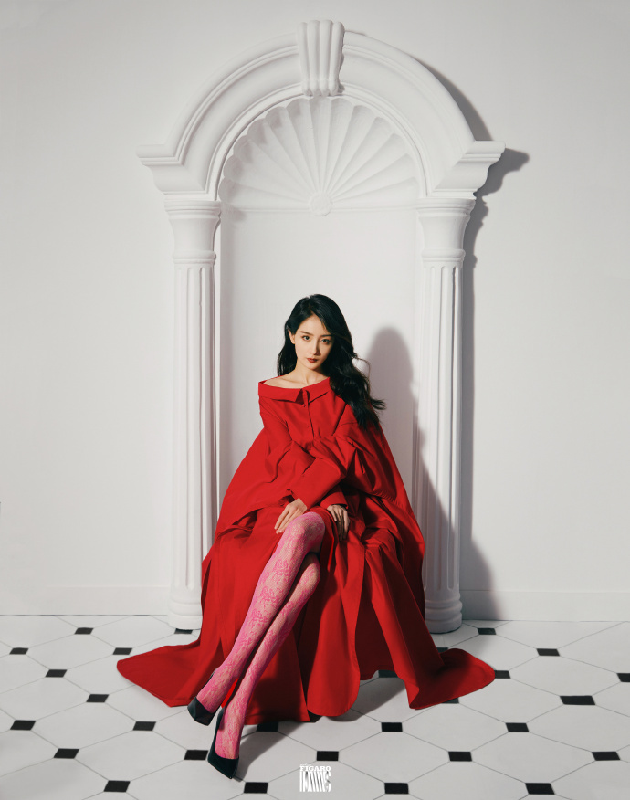 杨幂最新封面大片,穿修身裙踩恨天高,身材傲人好似美人鱼_腾讯新闻