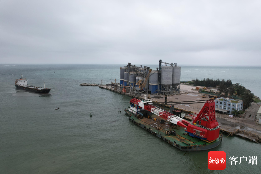 越南进口水泥首次通过水路抵达琼海龙湾港