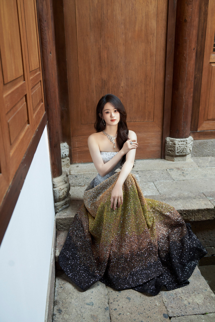 36岁赵丽颖最新活动照,穿高定裙美成女王,不菲首饰超抢镜_腾讯新闻