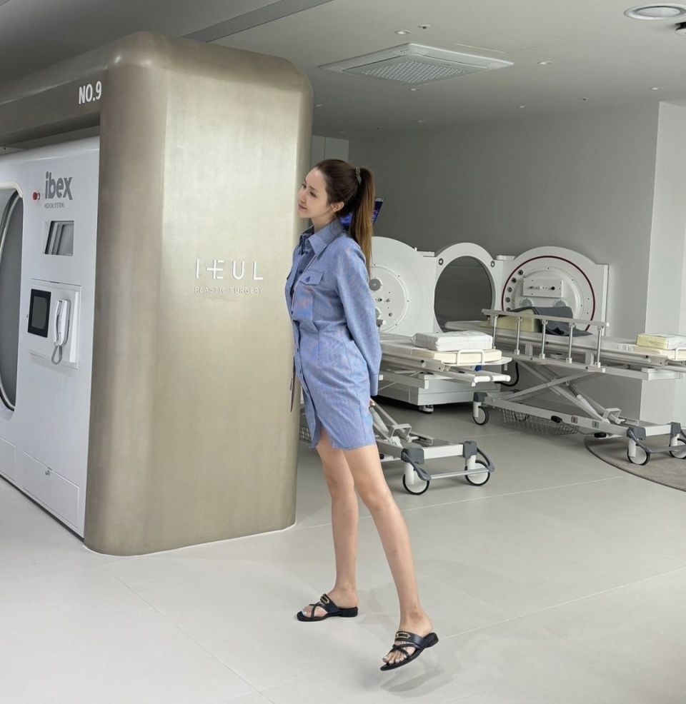 秀出完美身材,李多海超迷你服装,尽显迷人魅力