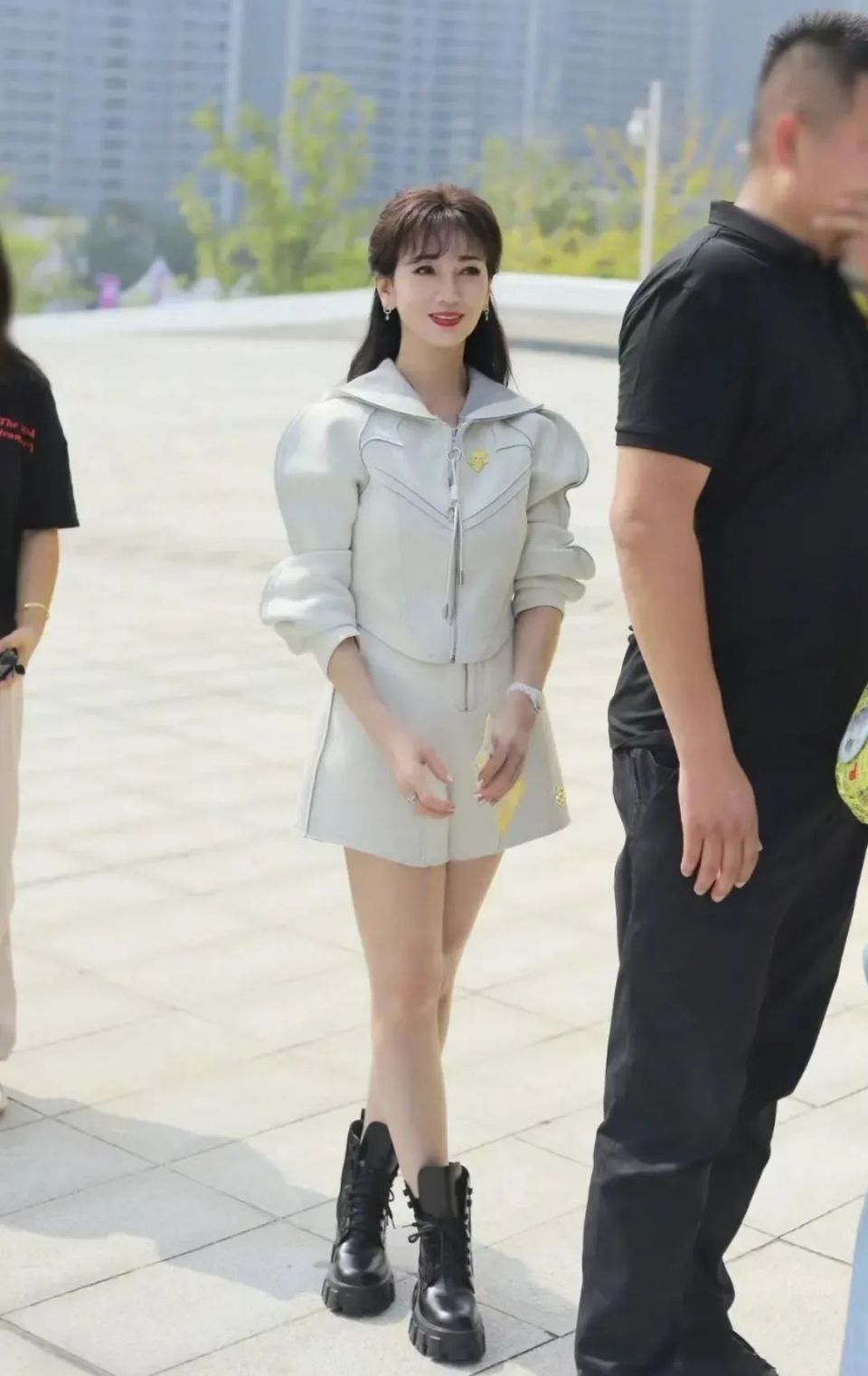 70岁还穿短裤的赵雅芝,让人看到了中老年女星的"尴尬"_腾讯新闻