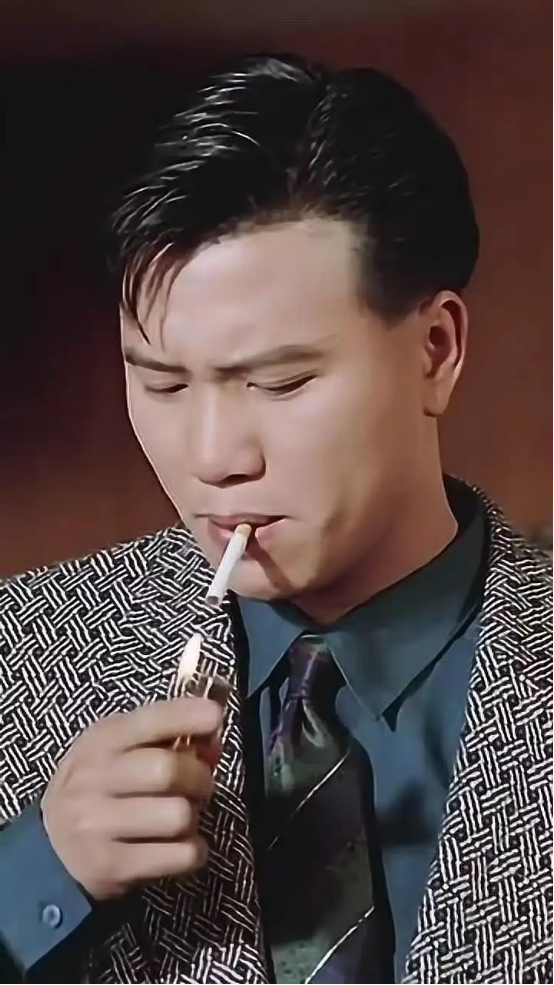 香港知名男星走路不稳需人扶,语气凶狠秒变脸惊呆路人,网友质疑饮酒