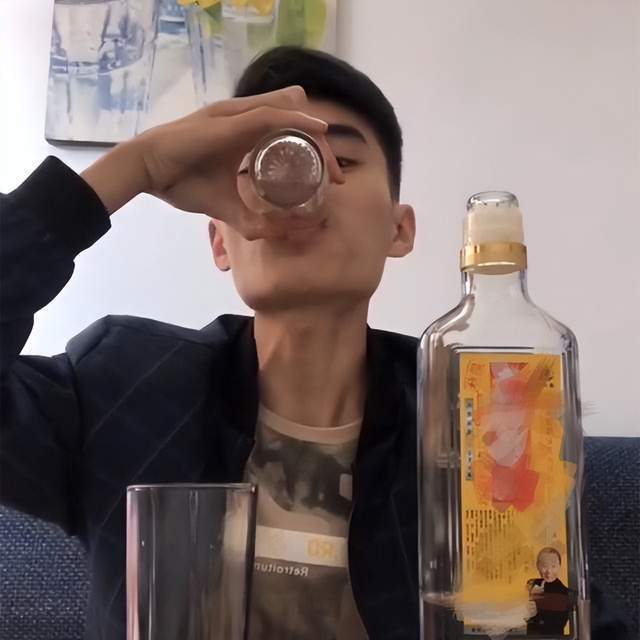 噩耗网红中原黄哥直播饮过量白酒去世账号已经被平台封禁