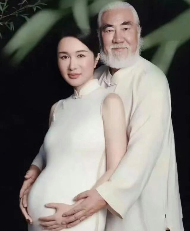 张纪中现任老婆年龄图片