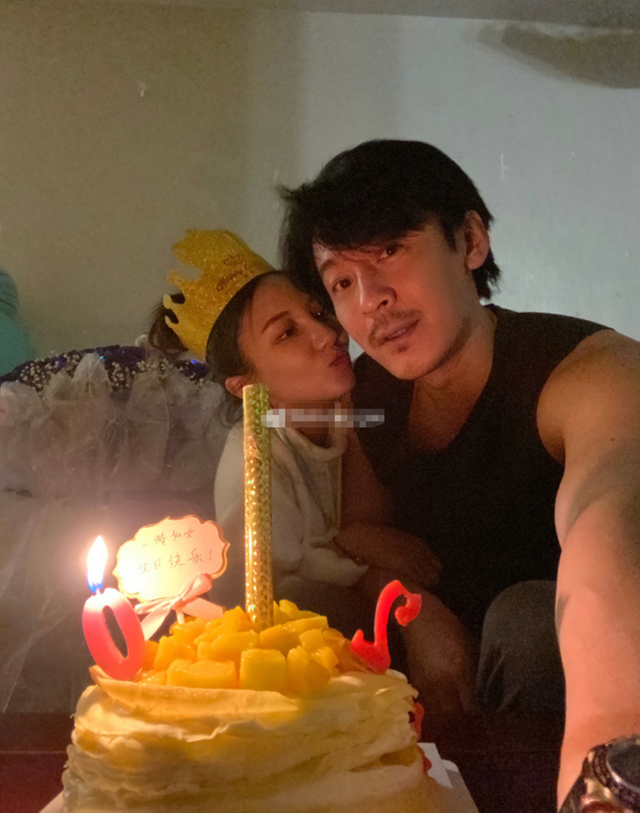 王东与第三任妻子离婚，要养仨孩子，大儿子随地小便生活不能自理_腾讯新闻