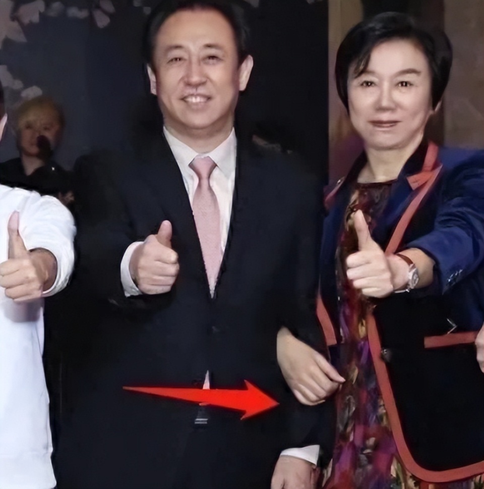 借4097万给小儿子逾期每天要827万利息许家印前妻在搞什么