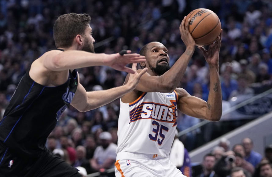 翻盘的希望,可杜兰特末节再次频频打铁,东契奇和欧文带队早早打花比赛