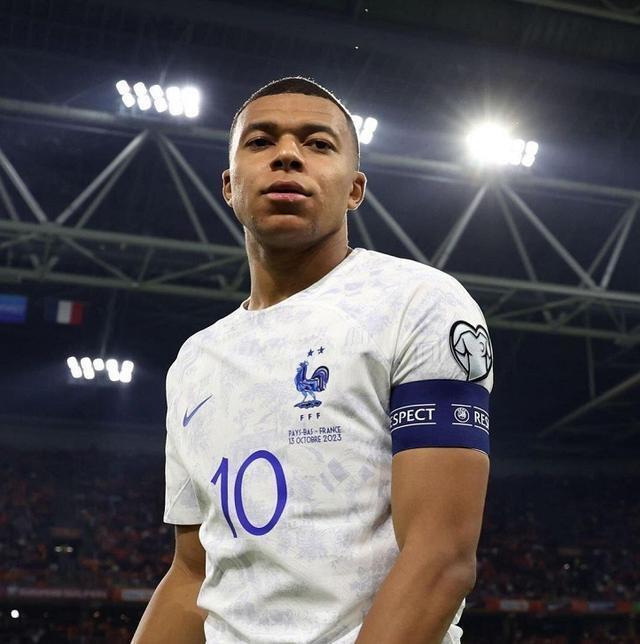 法国2-1荷兰提前晋级欧洲杯,姆巴佩用完美发挥告诉世人:这就是天才