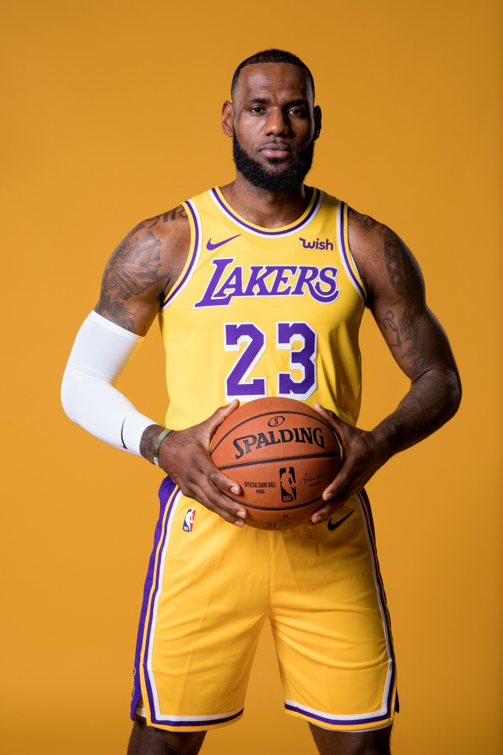 詹皇为致敬拉塞尔新赛季穿回23号 有商场7折出售他6号湖人球衣-腾讯