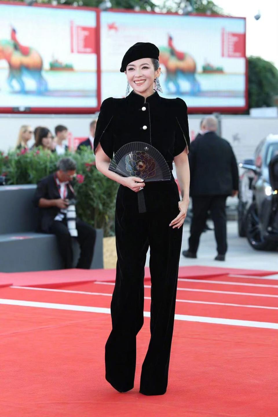 章子怡威尼斯电影节开幕红毯:贝雷帽配折扇_腾讯新闻