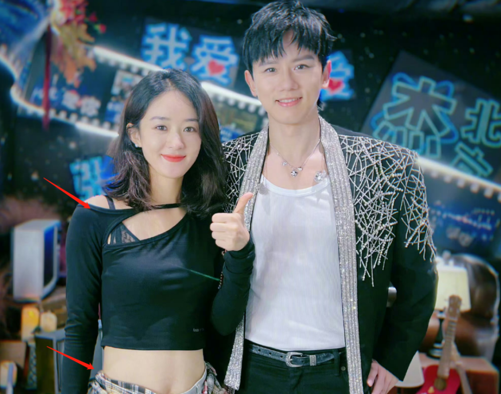 赵丽颖张杰合影遭群嘲露脐装穿搭显土气状态疲惫美颜遮不住