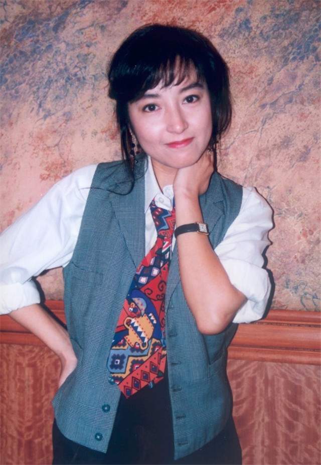 香港女歌手黎明诗患癌去世年仅58岁,在离婚后大方认爱女歌迷