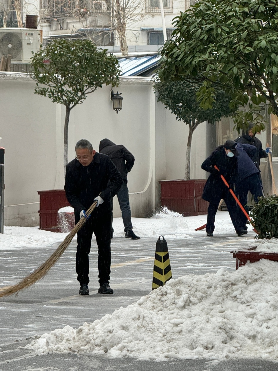 以雪为令市交通运输局干部职工除冰扫雪