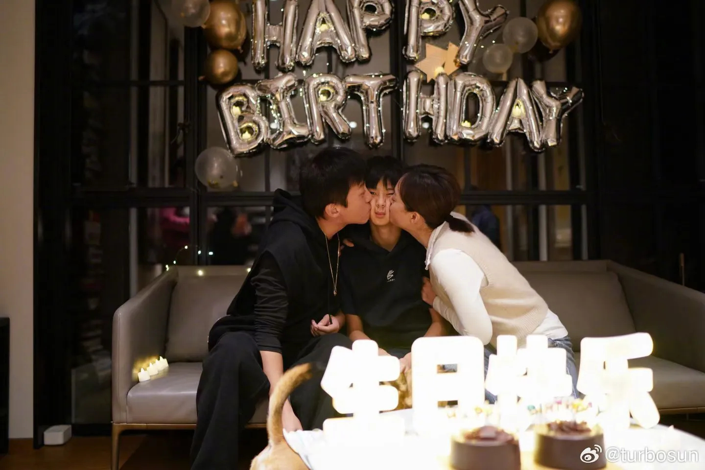 孫儷鄧超為兒子慶生，一家三口同框好有愛，等等被爸媽親到臉變形 - 