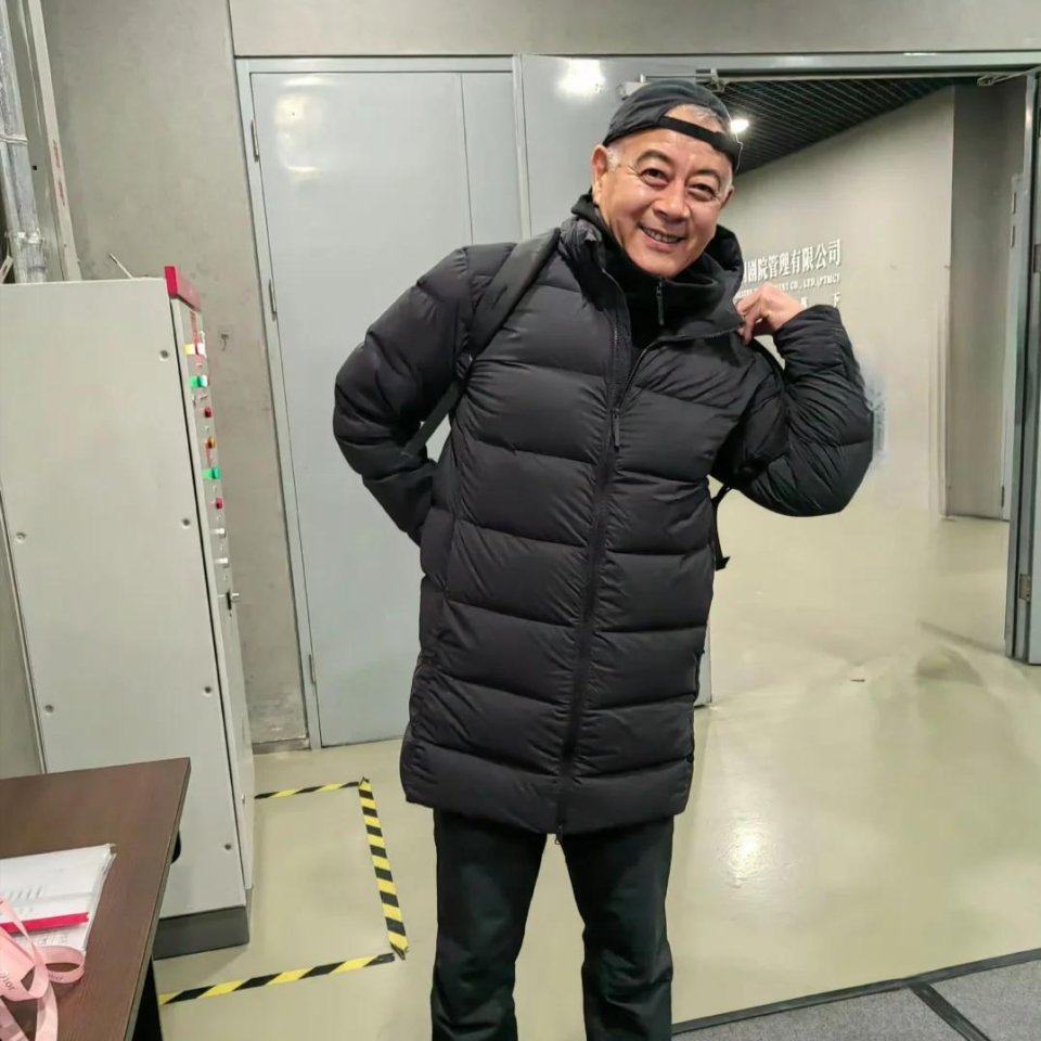 暧昧了20年，64岁的巫刚满头白发开始衰老，女闺蜜陈瑾却正容光焕发-腾讯新闻